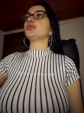 Snapshot of preetypeach chatting on 10/28/25, 03:29 preetypeach online show from 10/28/25, 03:29