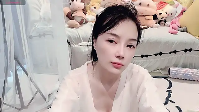 Snapshot of AKiKi711 chatting on 07/11/26, 04:35 AKiKi711 online show from 07/11/26, 04:35
