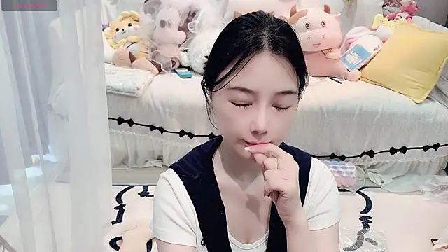 Snapshot of AKiKi711 chatting on 04/19/26, 04:24 AKiKi711 online show from 04/19/26, 04:24