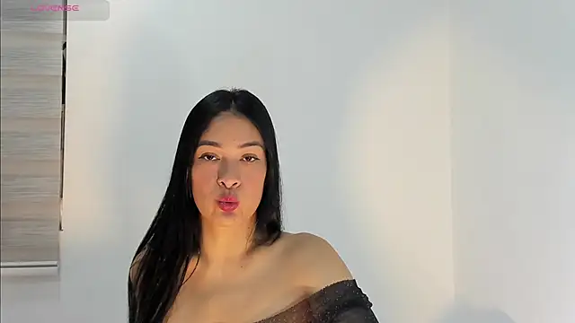Snapshot of bella_hadid1_ chatting on 10/04/25, 07:48 bella hadid1  online show from 10/04/25, 07:48