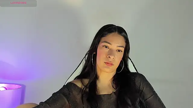 Snapshot of bella_hadid1_ chatting on 02/08/25, 10:08 bella hadid1  online show from 02/08/25, 10:08