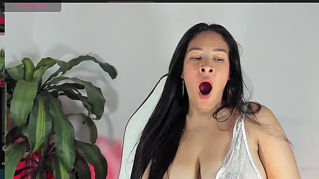Snapshot of bella_hadid1_ chatting on 03/08/25, 03:35 bella hadid1  online show from 03/08/25, 03:35
