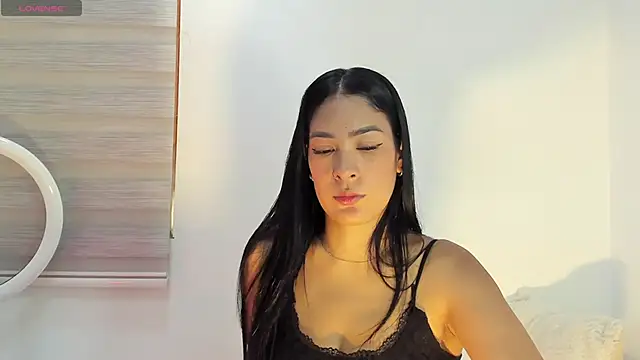 Snapshot of bella_hadid1_ chatting on 06/03/26, 03:06 bella hadid1 online show from 06/03/26, 03:06