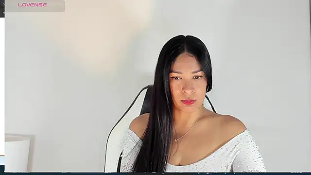 Snapshot of bella_hadid1_ chatting on 03/02/25, 05:52 bella hadid1  online show from 03/02/25, 05:52