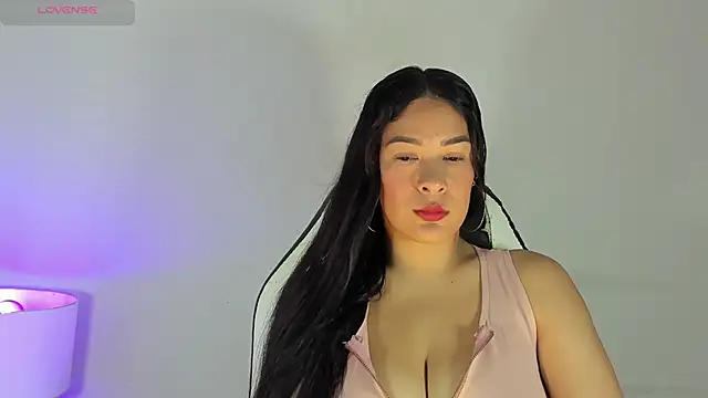 Snapshot of bella_hadid1_ chatting on 02/10/25, 11:36 bella hadid1  online show from 02/10/25, 11:36
