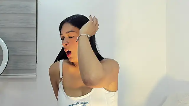 bella hadid1  online show from 02/19/26, 03:58