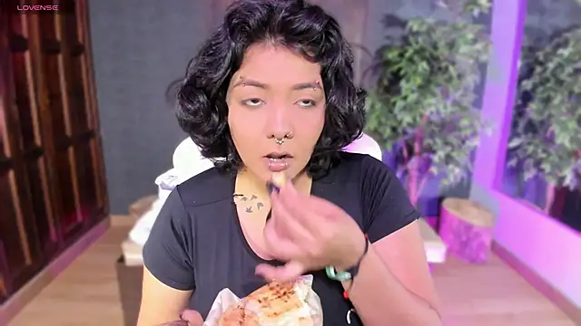 Evelynn online show from 11/05/25, 10:51