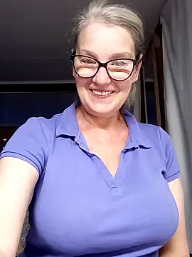 Snapshot of irinamaux chatting on 09/12/25, 05:18 irinamaux online show from 09/12/25, 05:18