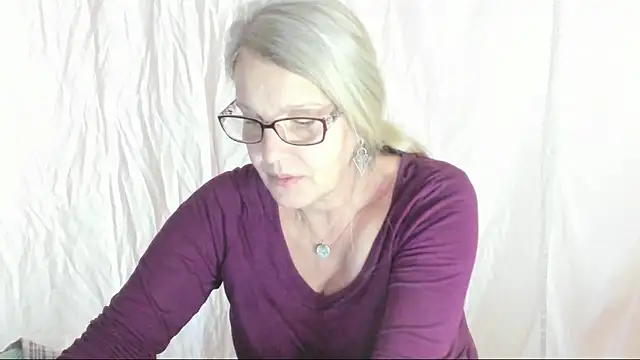 Snapshot of irinamaux chatting on 03/09/25, 11:03 irinamaux online show from 03/09/25, 11:03