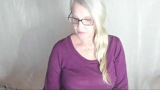 Snapshot of irinamaux chatting on 03/09/25, 05:28 irinamaux online show from 03/09/25, 05:28