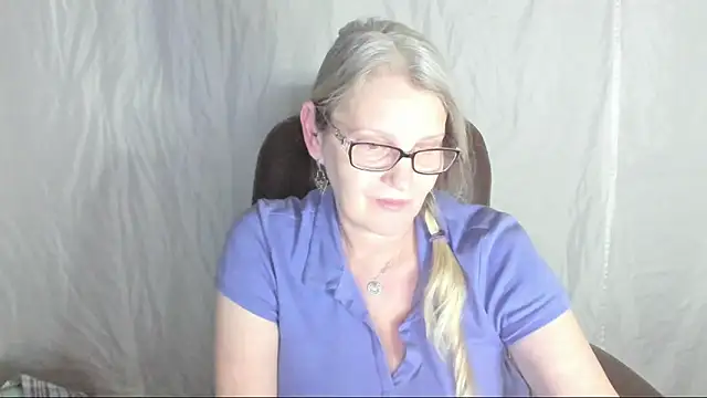 Snapshot of irinamaux chatting on 03/07/25, 04:00 irinamaux online show from 03/07/25, 04:00