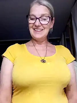 Snapshot of irinamaux chatting on 10/08/25, 02:13 irinamaux online show from 10/08/25, 02:13