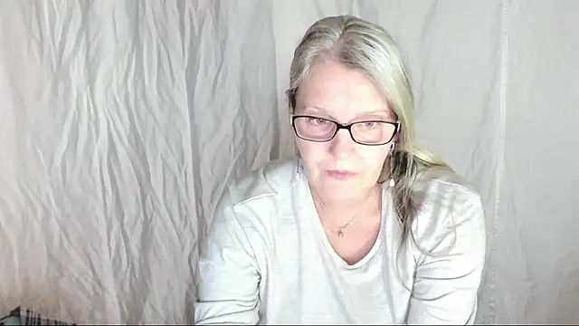 Snapshot of irinamaux chatting on 03/12/25, 08:08 irinamaux online show from 03/12/25, 08:08