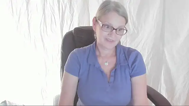 Snapshot of irinamaux chatting on 03/08/25, 07:49 irinamaux online show from 03/08/25, 07:49