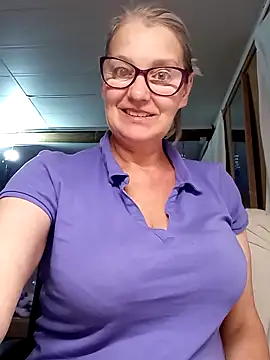Snapshot of irinamaux chatting on 10/14/25, 02:45 irinamaux online show from 10/14/25, 02:45