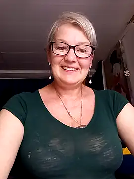 Snapshot of irinamaux chatting on 06/27/26, 03:45 irinamaux online show from 06/27/26, 03:45
