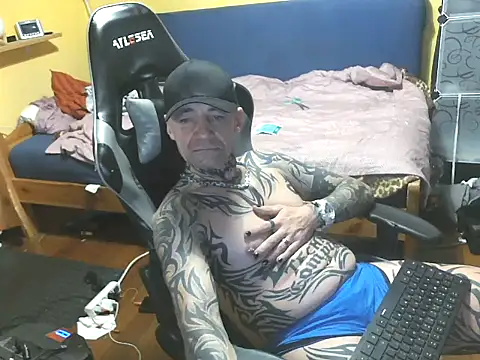 Snapshot of Tomi18cmm2 chatting on 10/31/25, 10:38 Tomi18cmm2 online show from 10/31/25, 10:38