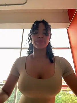 Snapshot of Brunettexio chatting on 02/14/25, 02:12 Brunettexio online show from 02/14/25, 02:12