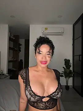 Snapshot of Brunettexio chatting on 02/05/25, 11:17 Brunettexio online show from 02/05/25, 11:17