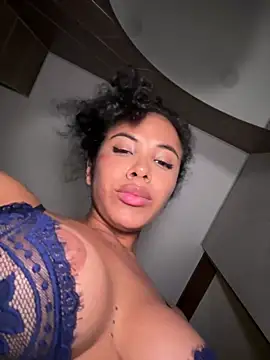 Snapshot of Brunettexio chatting on 02/13/25, 05:37 Brunettexio online show from 02/13/25, 05:37