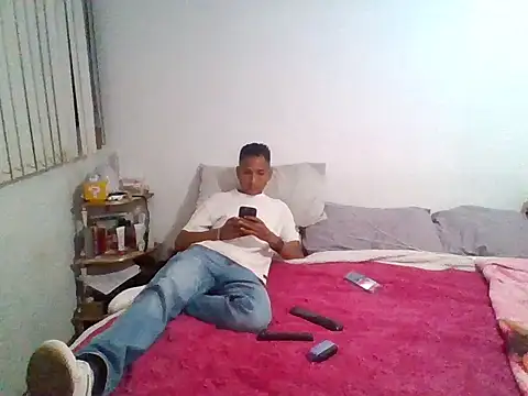 Snapshot of azul33 chatting on 09/28/25, 01:45 azul33 online show from 09/28/25, 01:45