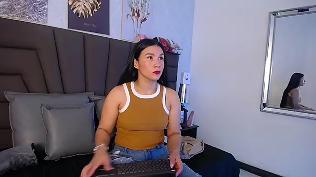 Sofi Perez  online show from 04/10/26, 11:17