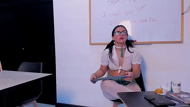 Sofi Perez  online show from 10/22/25, 11:31