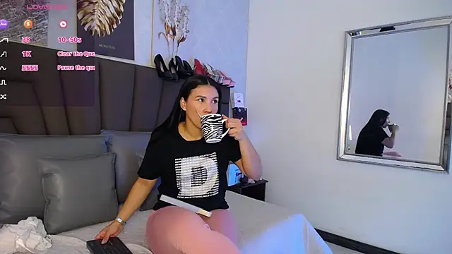 Sofi Perez  online show from 04/06/26, 11:11