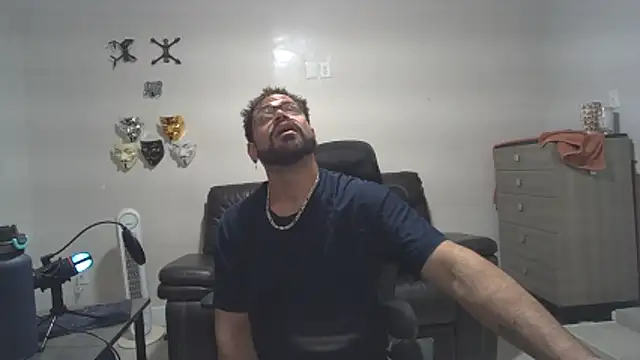 Zander823 online show from 04/21/26, 02:51