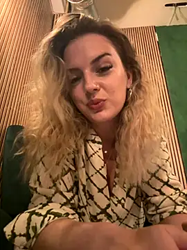 Snapshot of LexyGold chatting on 10/10/25, 04:19 LexyGold online show from 10/10/25, 04:19
