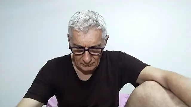 Snapshot of BIGUNCUTHARDCOCK chatting on 04/17/26, 12:46 BIGUNCUTHARDCOCK online show from 04/17/26, 12:46
