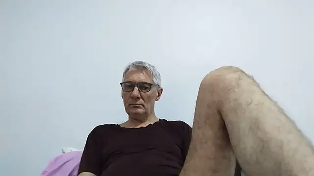 Snapshot of BIGUNCUTHARDCOCK chatting on 06/18/26, 12:42 BIGUNCUTHARDCOCK online show from 06/18/26, 12:42