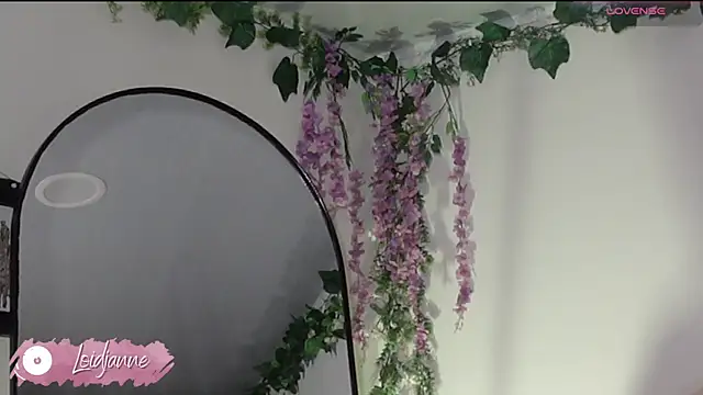 Snapshot of loIijanne chatting on 09/21/25, 04:28 loIijanne online show from 09/21/25, 04:28