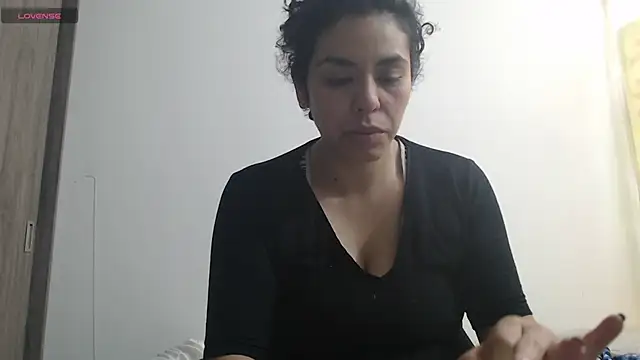 Snapshot of Anne_purple chatting on 03/21/25, 04:51 Anne purple online show from 03/21/25, 04:51