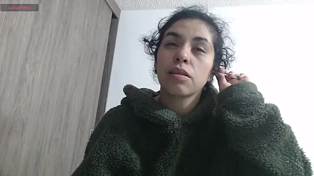 Snapshot of Anne_purple chatting on 03/10/25, 01:43 Anne purple online show from 03/10/25, 01:43