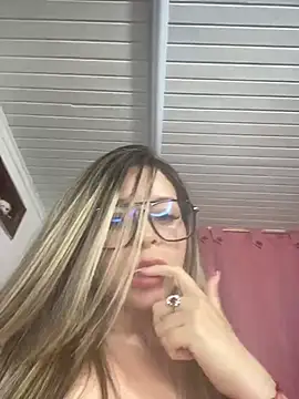 Snapshot of CristalGmez chatting on 03/11/25, 04:30 CristalGmez online show from 03/11/25, 04:30