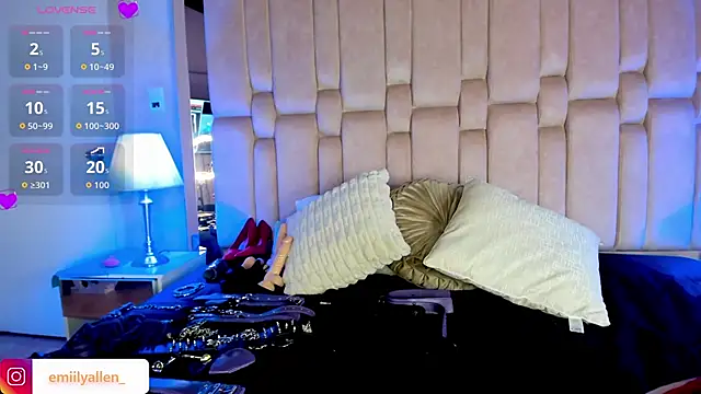 Snapshot of EmilyAllen_ chatting on 10/18/25, 03:41 EmilyAllen online show from 10/18/25, 03:41