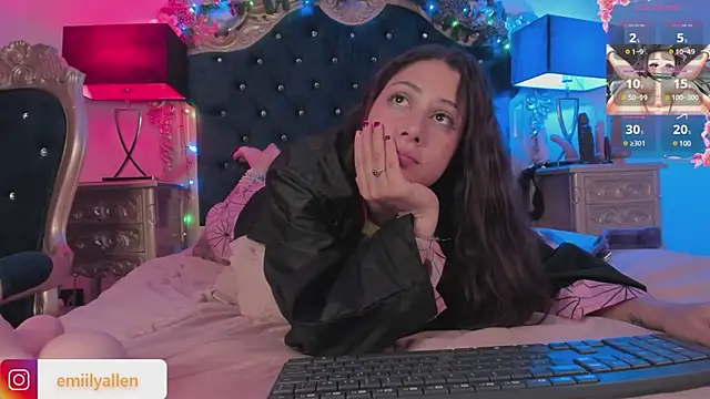 Snapshot of EmilyAllen_ chatting on 12/19/24, 12:01 EmilyAllen online show from 12/19/24, 12:01