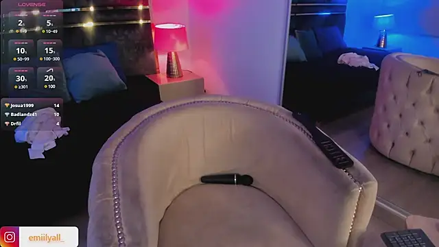 Snapshot of EmilyAllen_ chatting on 03/01/25, 01:40 EmilyAllen online show from 03/01/25, 01:40