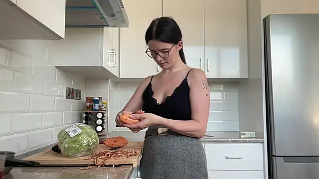 Snapshot of RoxiBlack chatting on 11/10/25, 07:35 RoxiBlack online show from 11/10/25, 07:35