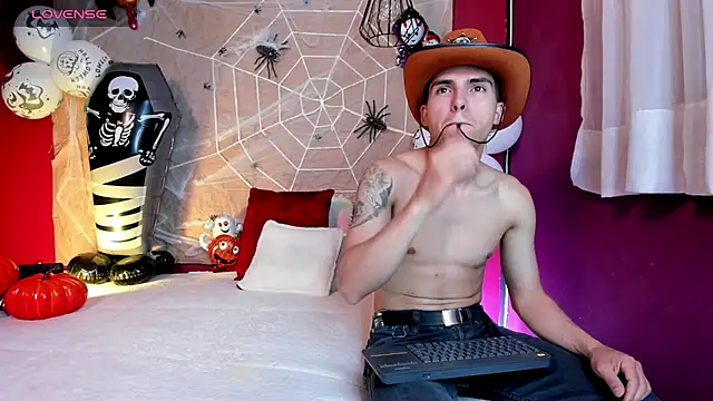  Tattoo Couple online show from 10/28/25, 02:38