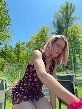 Snapshot of DanaeJustine chatting on 05/26/26, 05:44 DanaeJustine online show from 05/26/26, 05:44