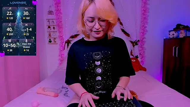 Snapshot of Ahri_howl_sweet chatting on 12/18/24, 09:29 Ahri howl sweet online show from 12/18/24, 09:29