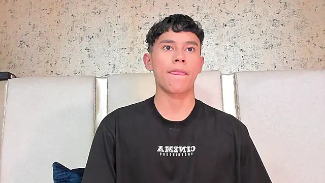 Snapshot of Angel_esteban_fx chatting on 03/15/25, 03:40 Angel esteban fx online show from 03/15/25, 03:40