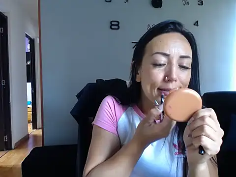 Laura martin  online show from 09/10/25, 03:55