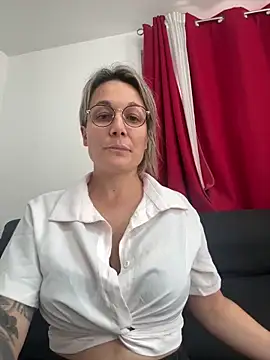 Snapshot of marinella07 chatting on 10/22/25, 11:09 marinella07 online show from 10/22/25, 11:09