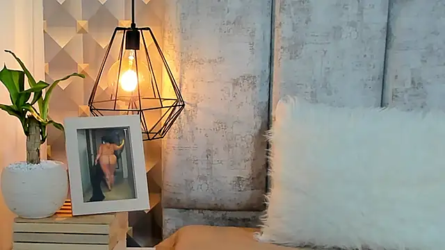 Sara Thompsoon online show from 02/08/26, 12:03