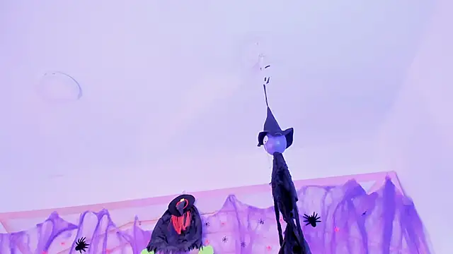 sophie-newton online show from 10/28/25, 12:26