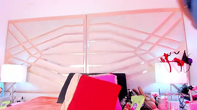 sophie-newton online show from 02/13/26, 12:16