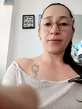 Snapshot of emilypoppy3 chatting on 05/06/26, 12:31 emilypoppy3 online show from 05/06/26, 12:31